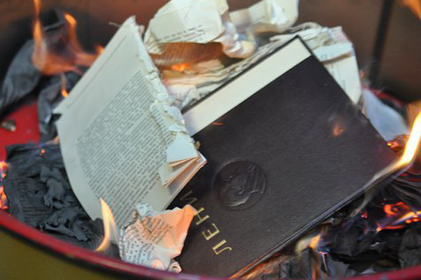 СМИ: Сожжение книг устроили в Киеве