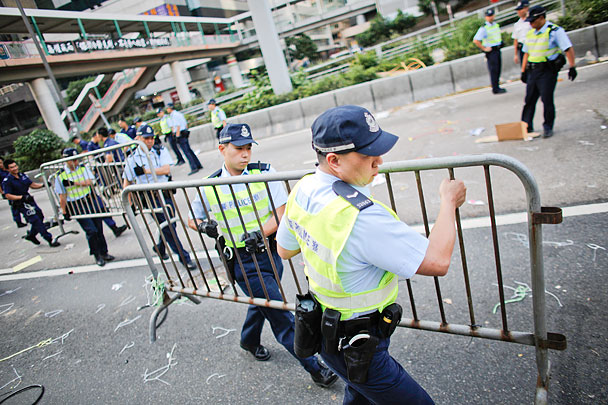 Полиция начала убирать баррикады в Гонконге