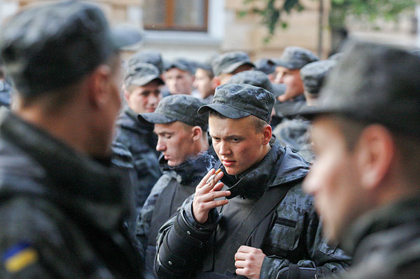 Потребовавшие демобилизации солдаты начали уезжать с митинга в Киеве