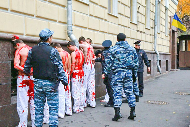 Студенты у посольства Украины в Москве провели акцию памяти жертв УПА