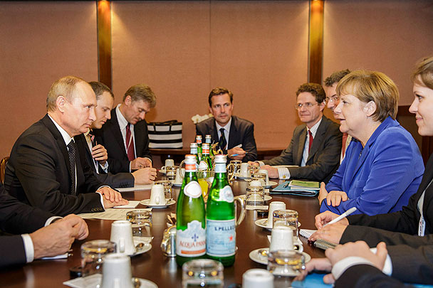 Песков: Путин на бумаге ручкой разъяснил Меркель ситуацию с газовым спором