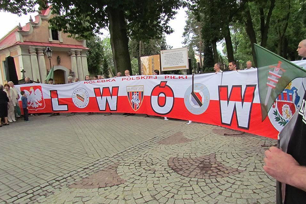 Футбольные фанаты на матче в Киеве потребовали вернуть Польше Львов