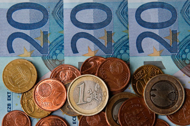 Евро впервые стал дороже 53 рублей