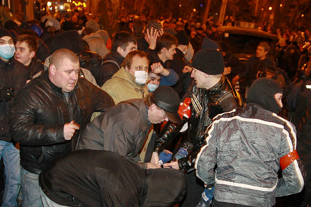 Активисты Майдана и участники «спецоперации» подрались в Киеве