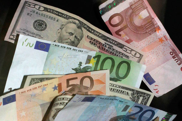 Доллар и евро подешевели на 2 рубля