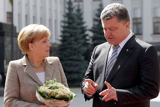Порошенко пожаловался Меркель, что Россия не платит за транзит газа