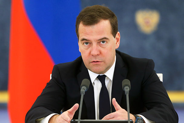 Медведев: В России не будут ограничивать продажу наличной валюты