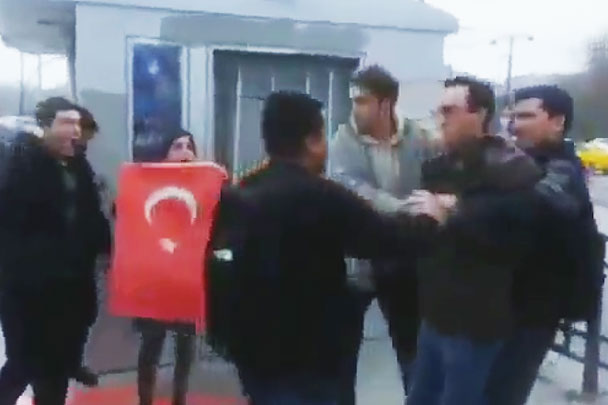 Группа турецких националистов напала на солдат США в Стамбуле (видео)