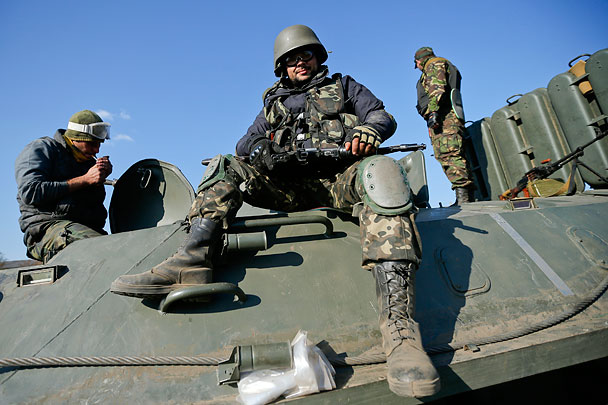 Украинским военным выдали картонную обувь