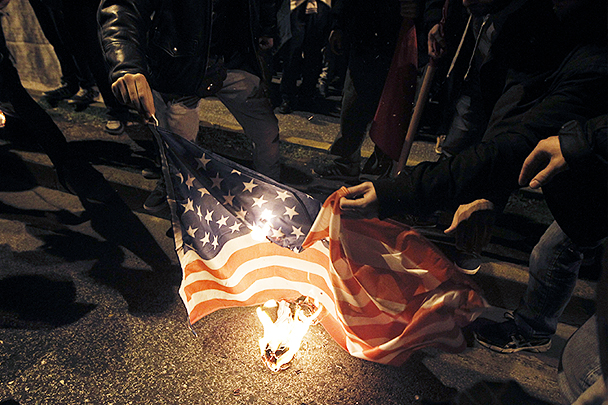 Митингующие в Афинах сожгли американский флаг возле посольства США