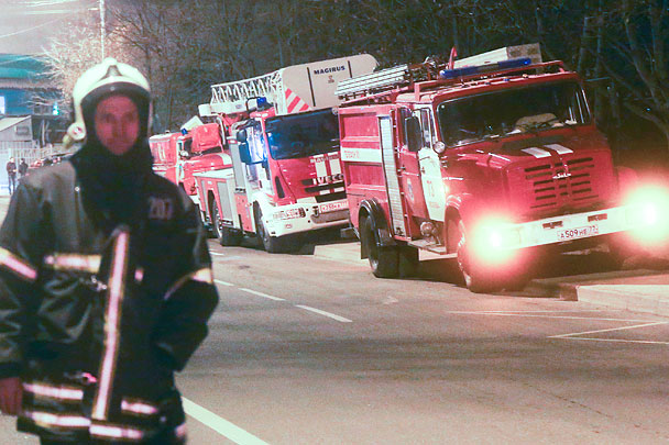 Пожар на стоянке элитных автомобилей произошел в центре Москвы