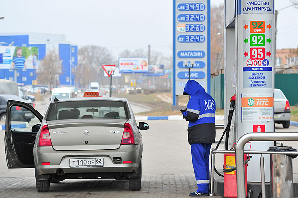 Бензин подорожает еще на три рубля за литр