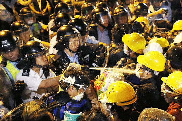 В Гонконге возобновились столкновения протестующих с полицией
