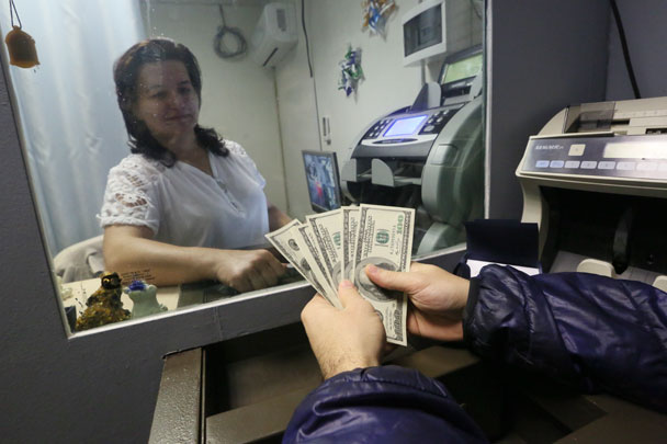 Средневзвешенный курс доллара вырос на 2,48 рубля