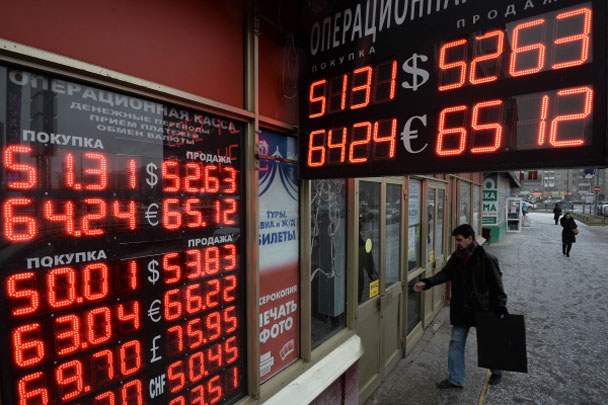 Доллар и евро упали из-за возможного вмешательства ЦБ