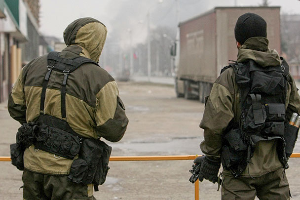 В Грозном у школы с блокированными боевиками началась перестрелка