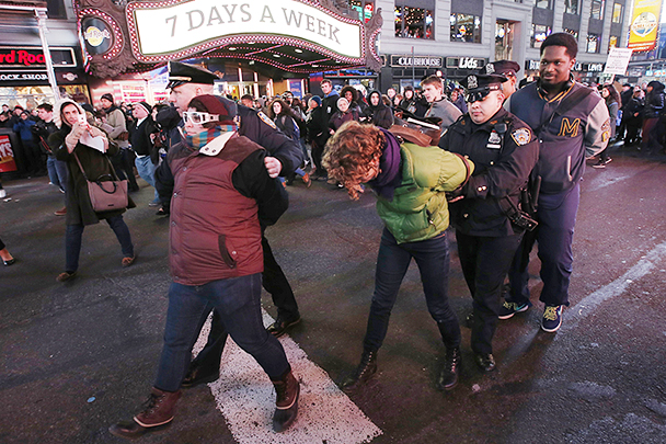Десятки человек арестованы в ходе акций протеста в Нью-Йорке