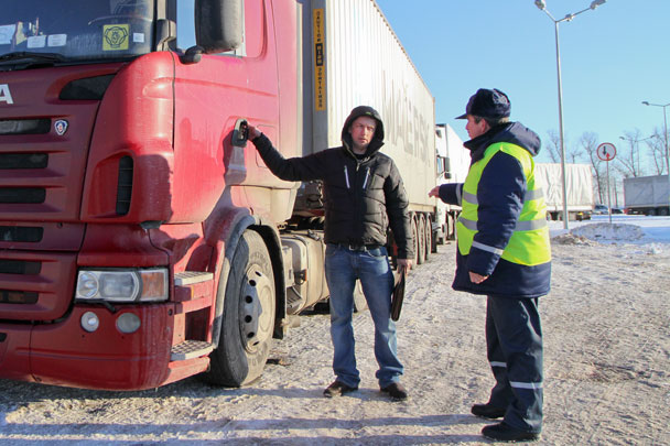 Таможенники Белоруссии возобновили досмотр грузового транспорта на границе с Россией