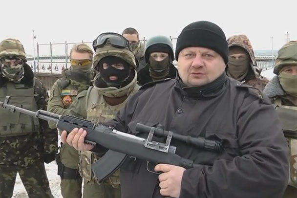 Экс-командир «Азова» расстрелял портрет Кадырова (видео)