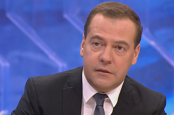Медведев призвал россиян хранить сбережения в рублях