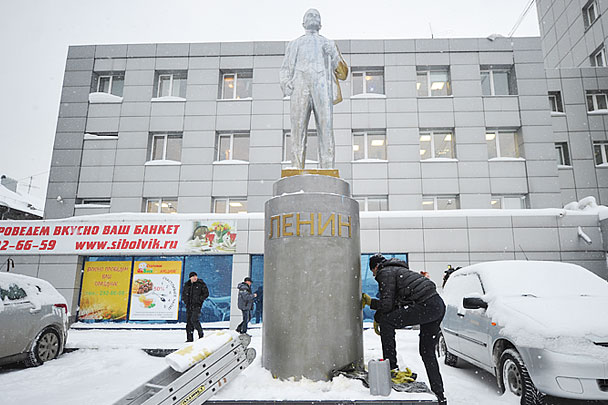По факту осквернения памятников в Новосибирске возбуждены дела