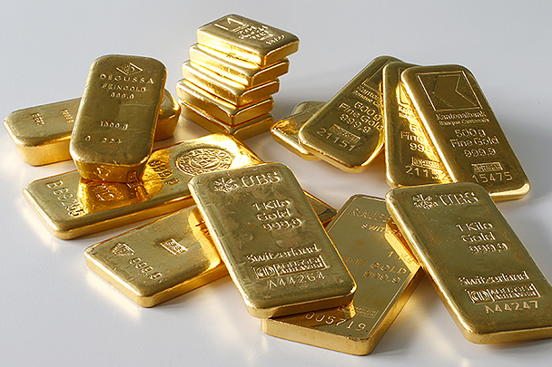 Золото подешевело из-за падения рубля