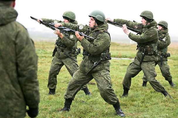 Контрактников в российской армии впервые стало больше, чем призывников
