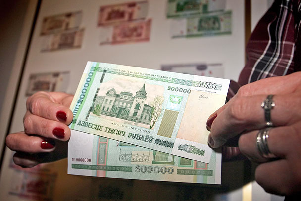 СМИ: Белорусский рубль упал на треть, в страну летят самолеты с валютой
