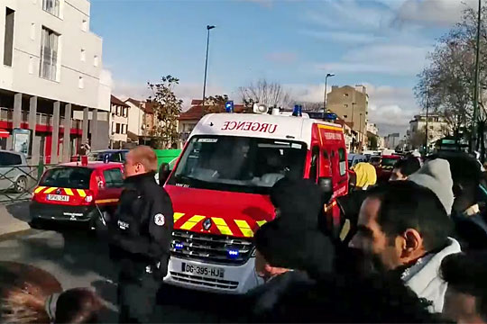 Захвативший заложников в пригороде Парижа сдался полиции