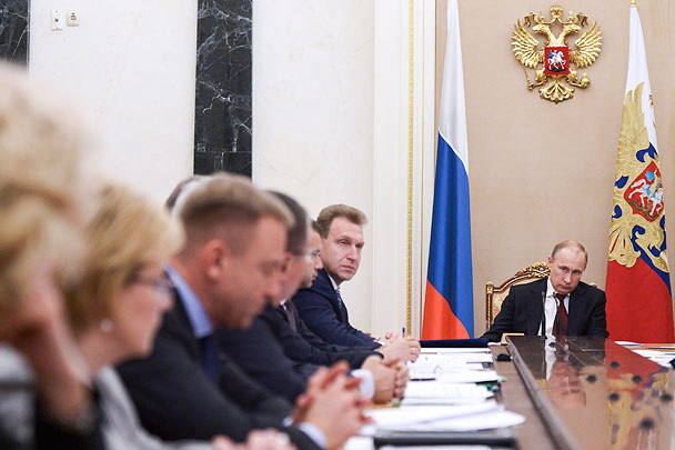 Путин оценил работу правительства в трудных экономических условиях