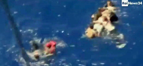 Горящий паром с сотнями пассажиров у берегов Керкиры потерял управление