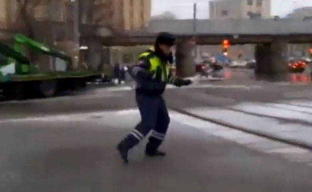 СМИ: Видео с танцующим регулировщиком оказалось вирусным роликом МВД