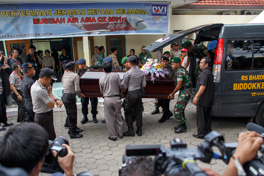 Найдены 22 тела жертв крушения Air Asia в Индонезии