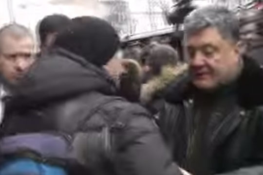 Жители Львова отказались пожимать руку Порошенко