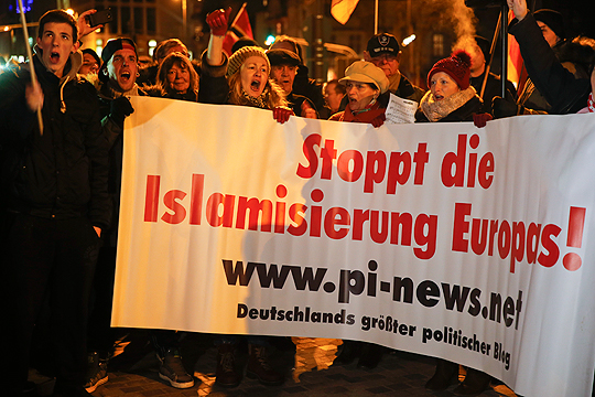 Многотысячная антиисламская акция протеста прошла в Германии
