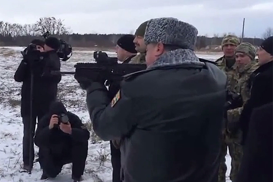 Опубликовано видео стрельбы Порошенко из автомата