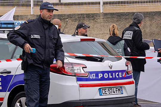 Глава МВД Франции опроверг задержание стрелявшего по полицейским в Париже мужчины