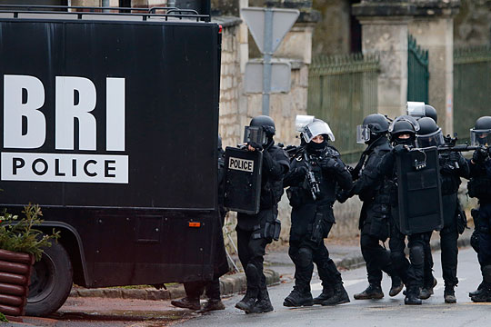 AFP: Захватившие заложников в Даммартен-ан-Гоэль подозреваются в парижском теракте