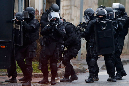 СМИ: В ходе операции по задержанию подозреваемых в парижском теракте убиты двое