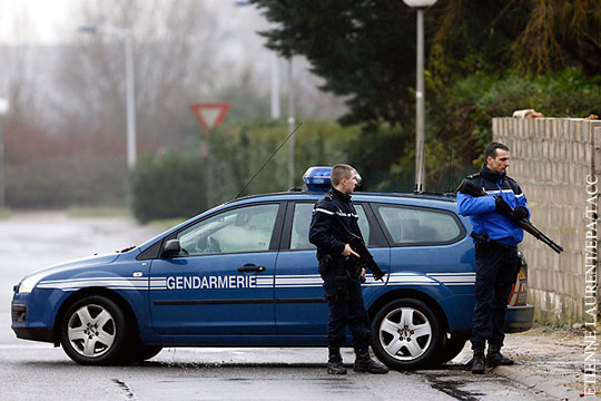 AFP: Устроивший перестрелку с полицией в Париже мужчина захватил заложника