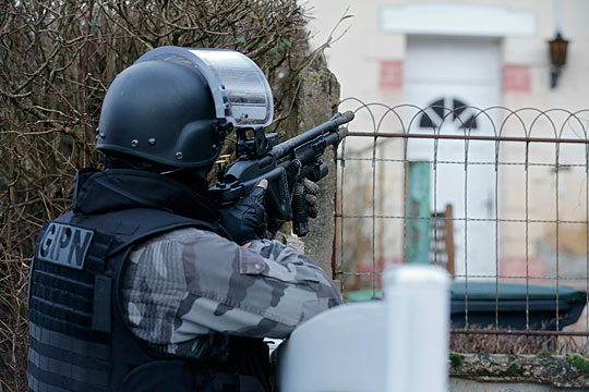 СМИ: Не менее двух человек погибли в ходе захвата магазина на востоке Парижа