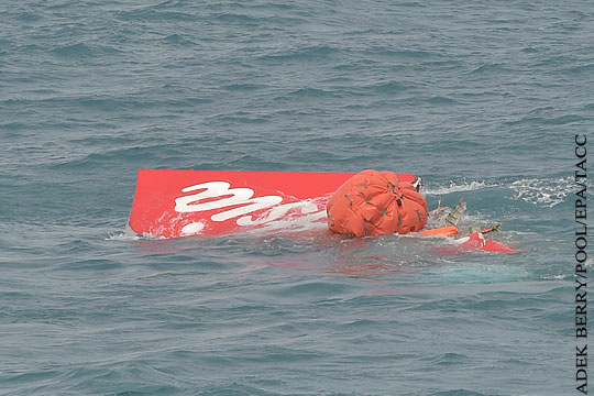 Хвостовую часть разбившегося самолета AirAsia подняли из воды