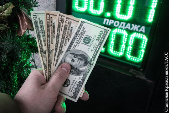 Средневзвешенный курс доллара вырос на 2,11 рубля