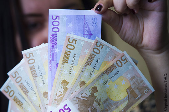 Официальный курс евро вырос на 2,42 рубля