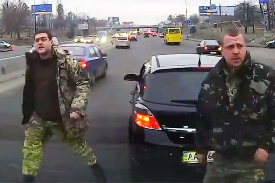 Бойцы нацгвардии в Киеве попытались напасть на автомобилиста (видео)