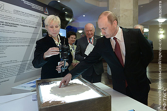 Путин на выставке общественных проектов нарисовал рожицу на песке