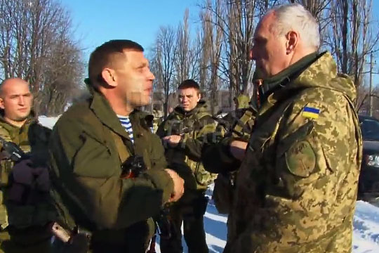 В Сети появилось видео спора Захарченко с украинским офицером