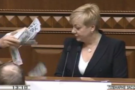 Ляшко закидал главу Нацбанка Украины долларами (видео)