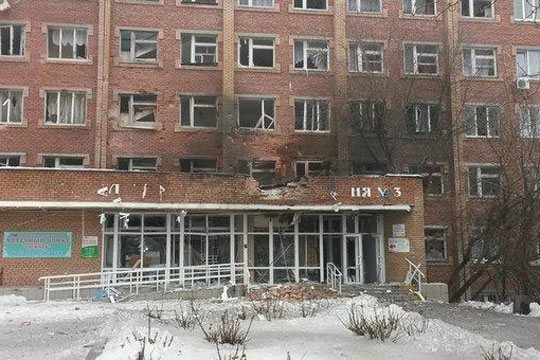 В результате попадания снаряда в больницу в Донецке пострадали шесть человек