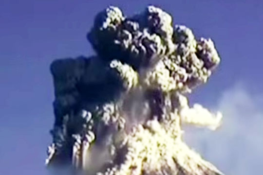 Видеокамера запечатлела момент начала извержения вулкана в Мексике